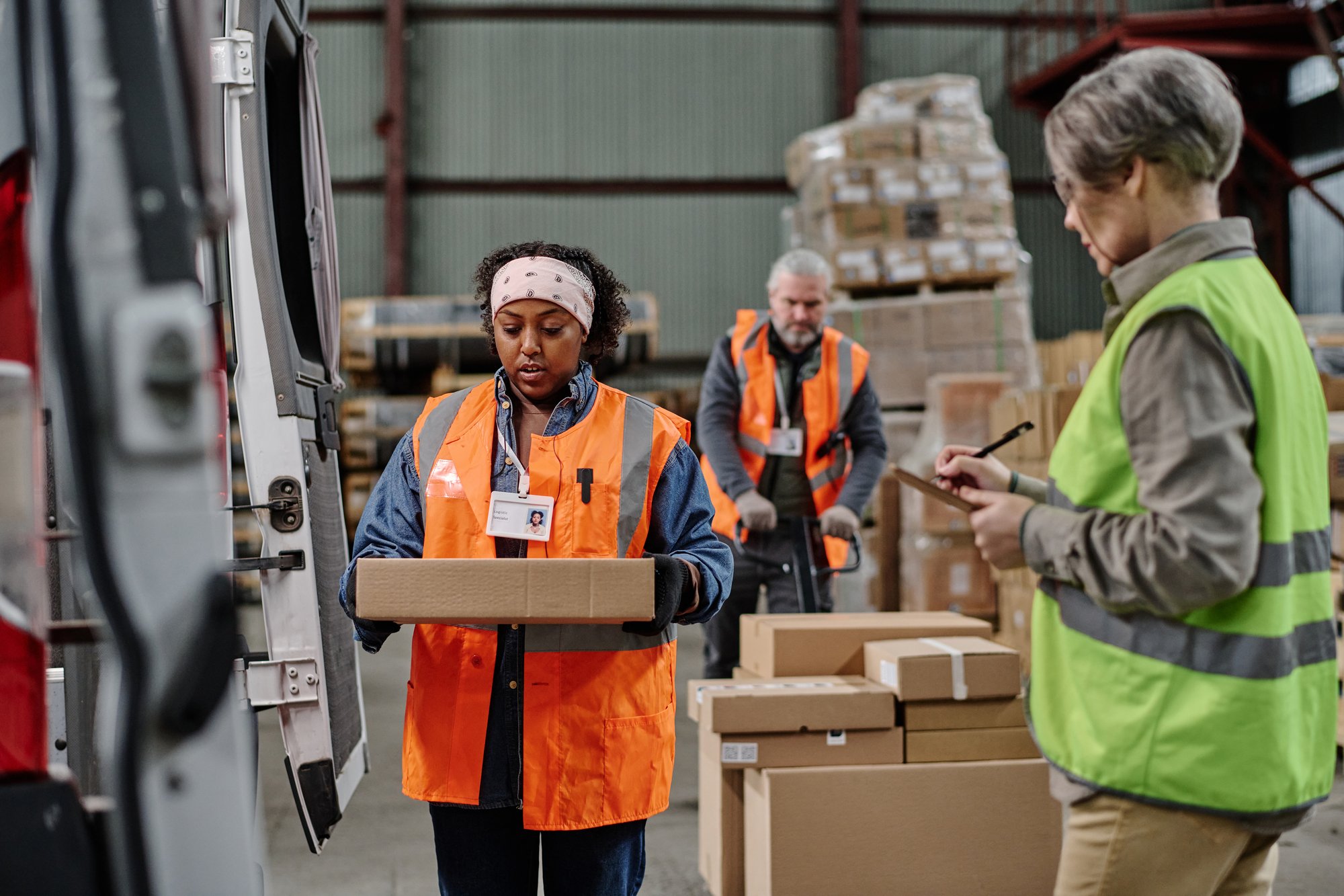 foreman-controlling-the-loading-of-cargo-2025-02-11-15-37-52-utc